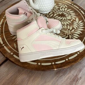 Woman’s Puma rebound layup high top retro sneakers light pink 9